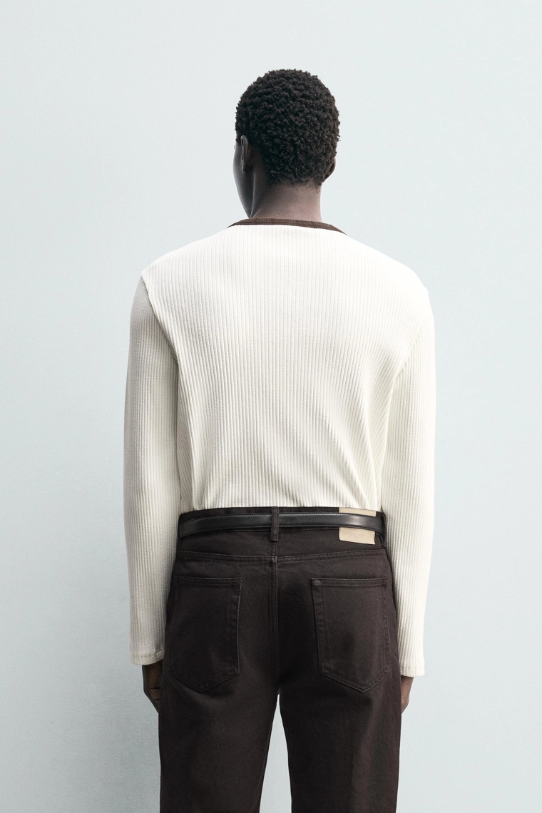 ФУТБОЛКА В РУБЧИК С КОНТРАСТНЫМ ВОРОТНИКОМ