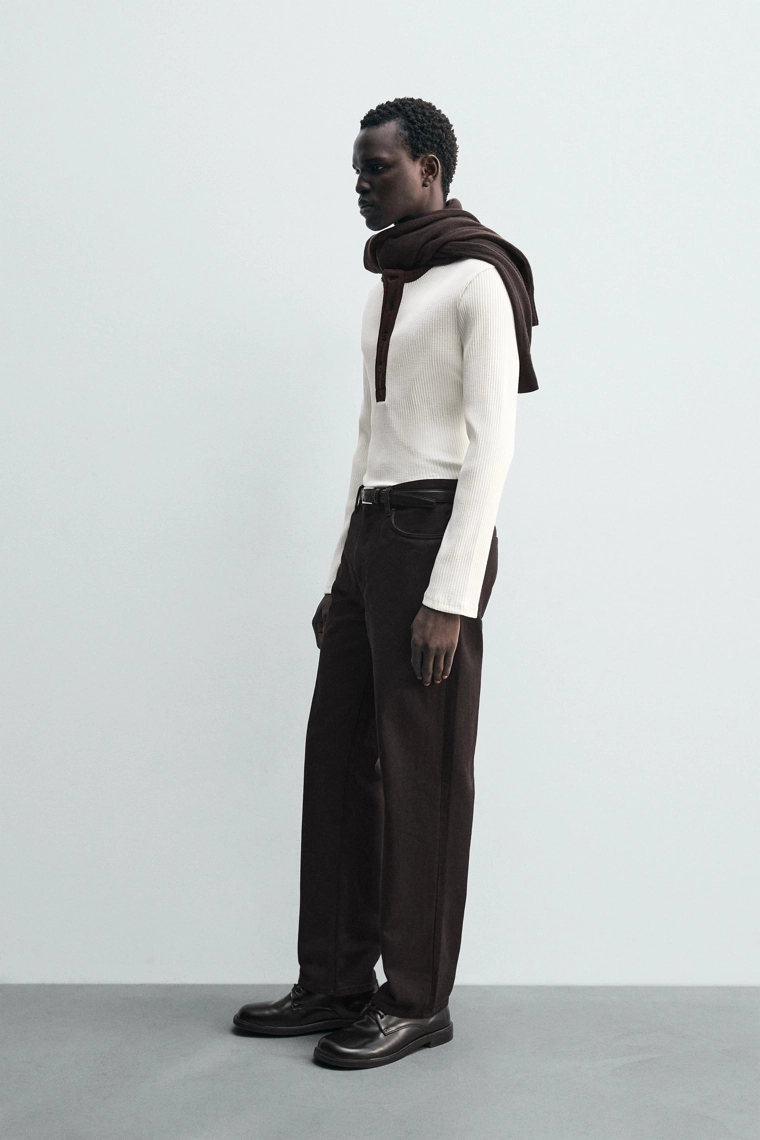 ФУТБОЛКА В РУБЧИК С КОНТРАСТНЫМ ВОРОТНИКОМ