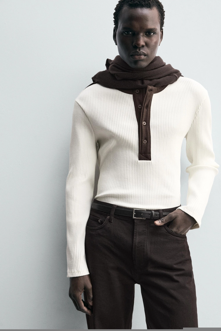 ФУТБОЛКА В РУБЧИК С КОНТРАСТНЫМ ВОРОТНИКОМ