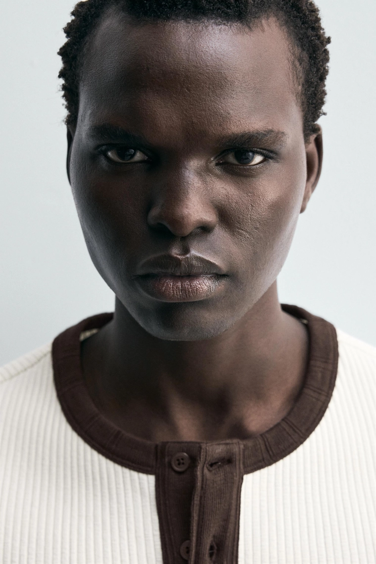 ФУТБОЛКА В РУБЧИК С КОНТРАСТНЫМ ВОРОТНИКОМ