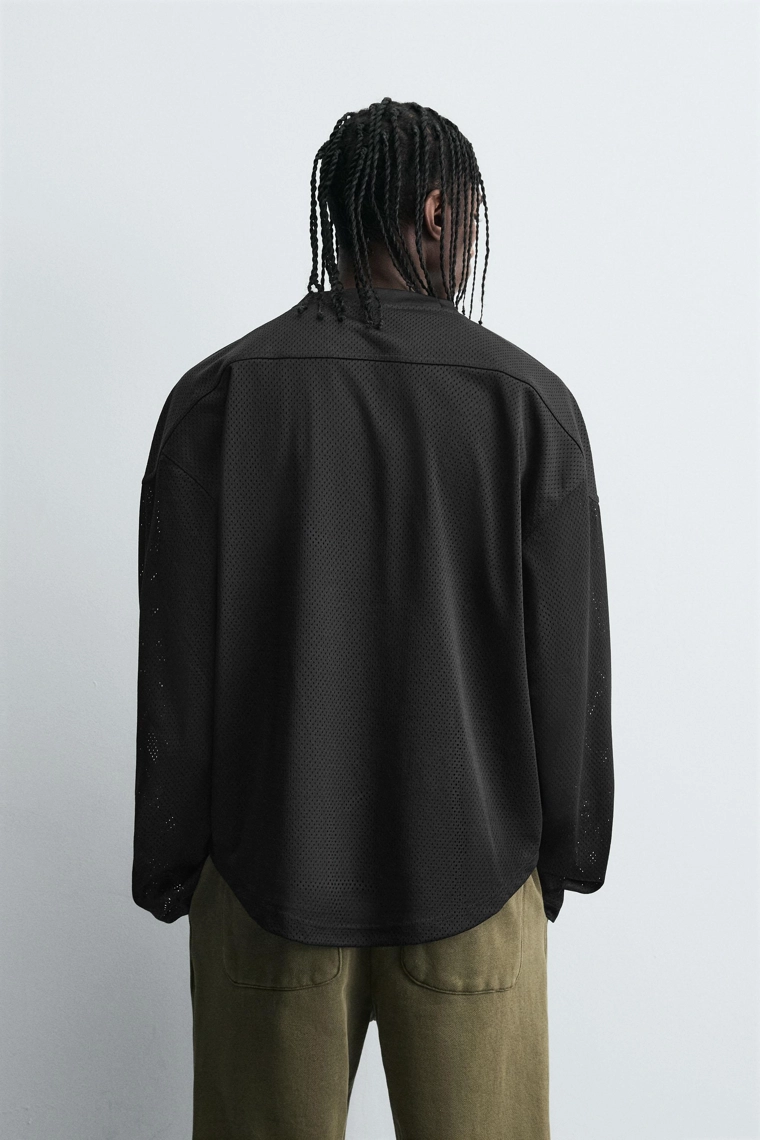 ФУТБОЛКА ИЗ ТКАНИ С ОТКРЫТОЙ СТРУКТУРОЙ