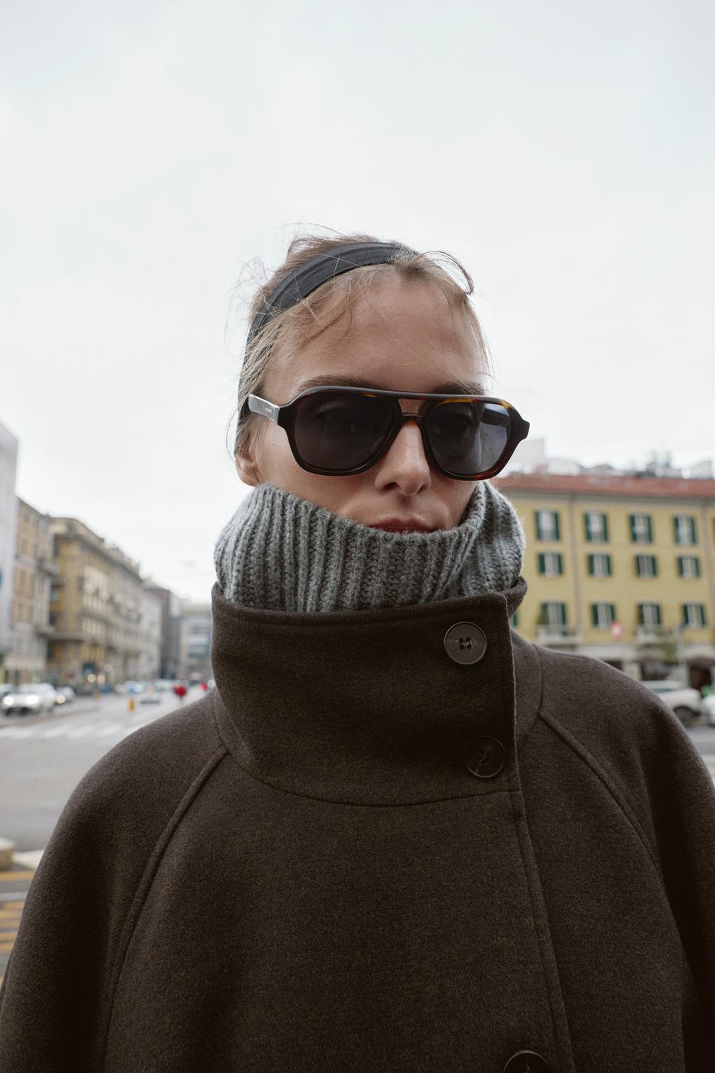 ПАЛЬТО С ВЫСОКИМ ВОРОТНИКОМ ИЗ МЯГКОЙ ТКАНИ С ПОЯСОМ