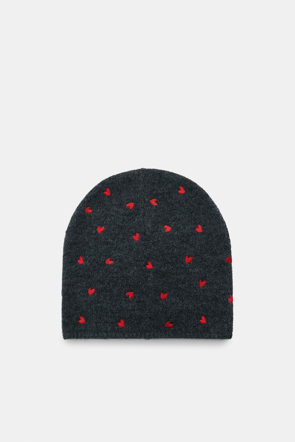 ШАПКА БИНИ С ВЫШИВКОЙ В ВИДЕ СЕРДЕЦ