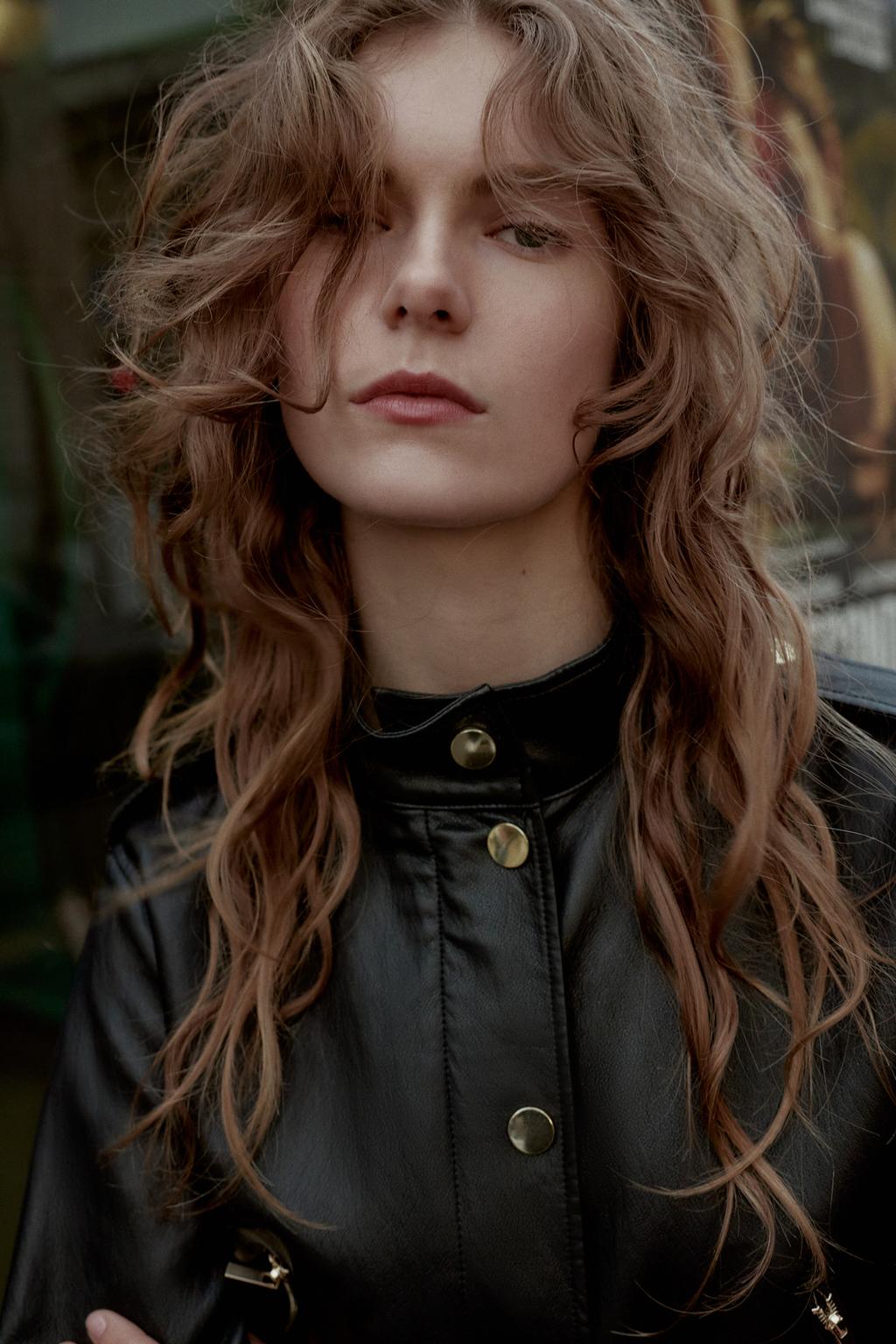 КУРТКА ИЗ ИСКУССТВЕННОЙ КОЖИ С РЕМНЕМ