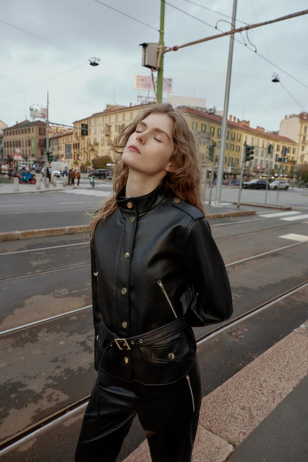 КУРТКА ИЗ ИСКУССТВЕННОЙ КОЖИ С РЕМНЕМ