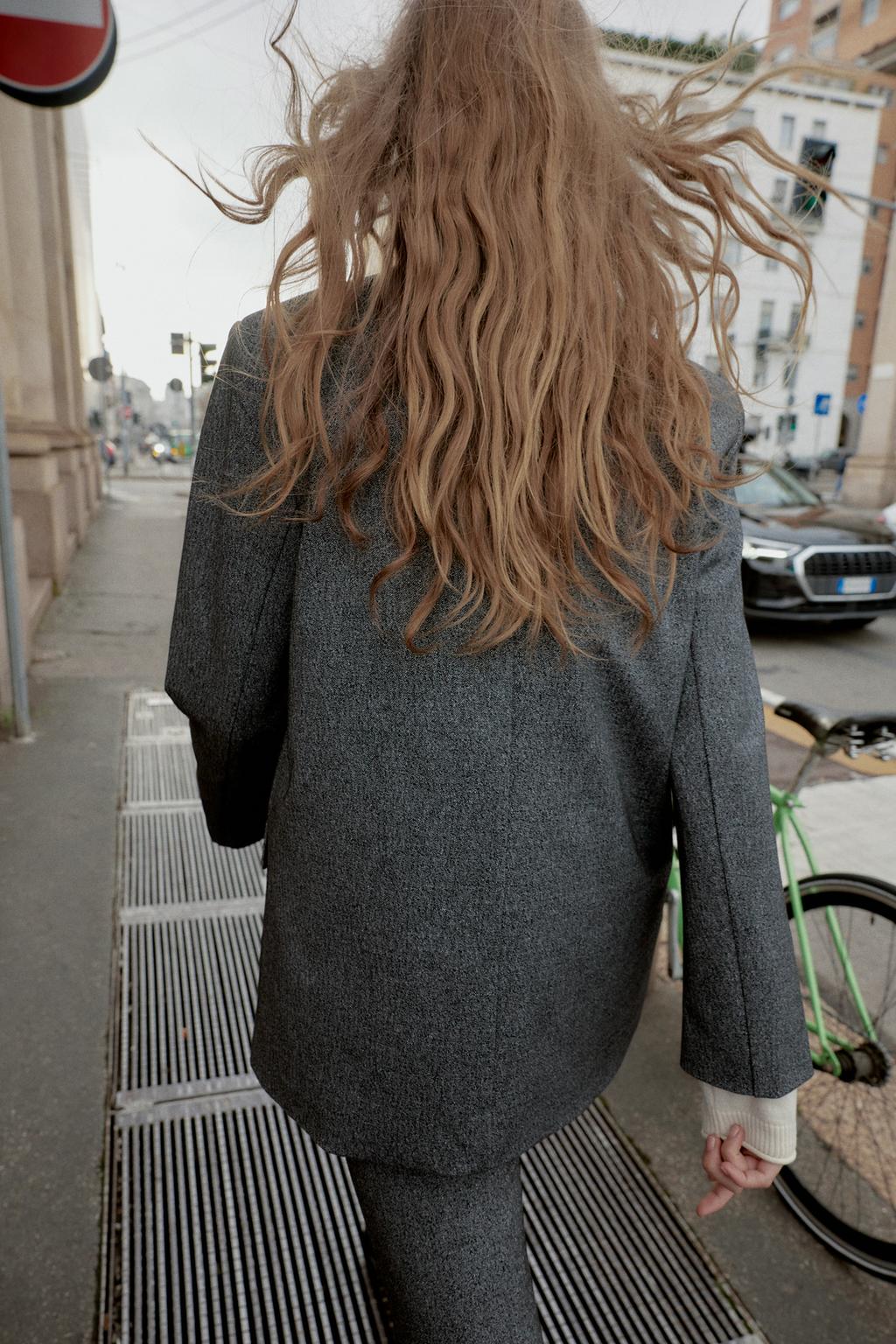 ПРЯМОЙ БЛЕЙЗЕР С ПОДПЛЕЧНИКАМИ