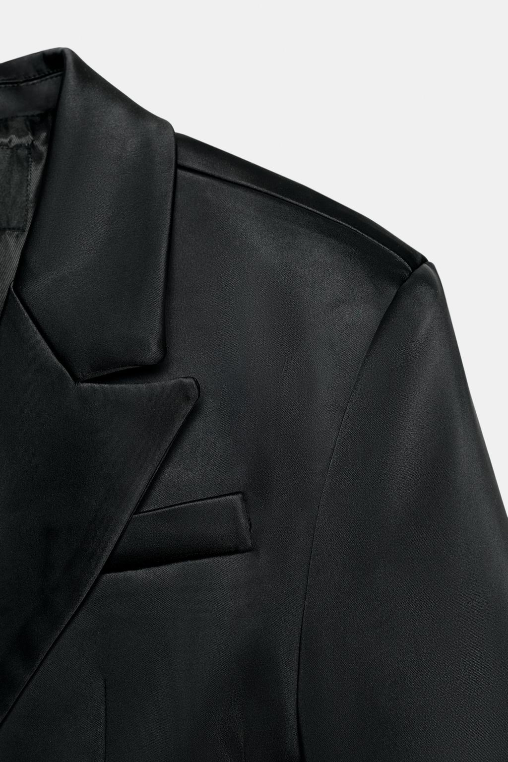 АТЛАСНЫЙ БЛЕЙЗЕР С МНОГОПОЗИЦИОННОЙ ПУГОВИЦЕЙ