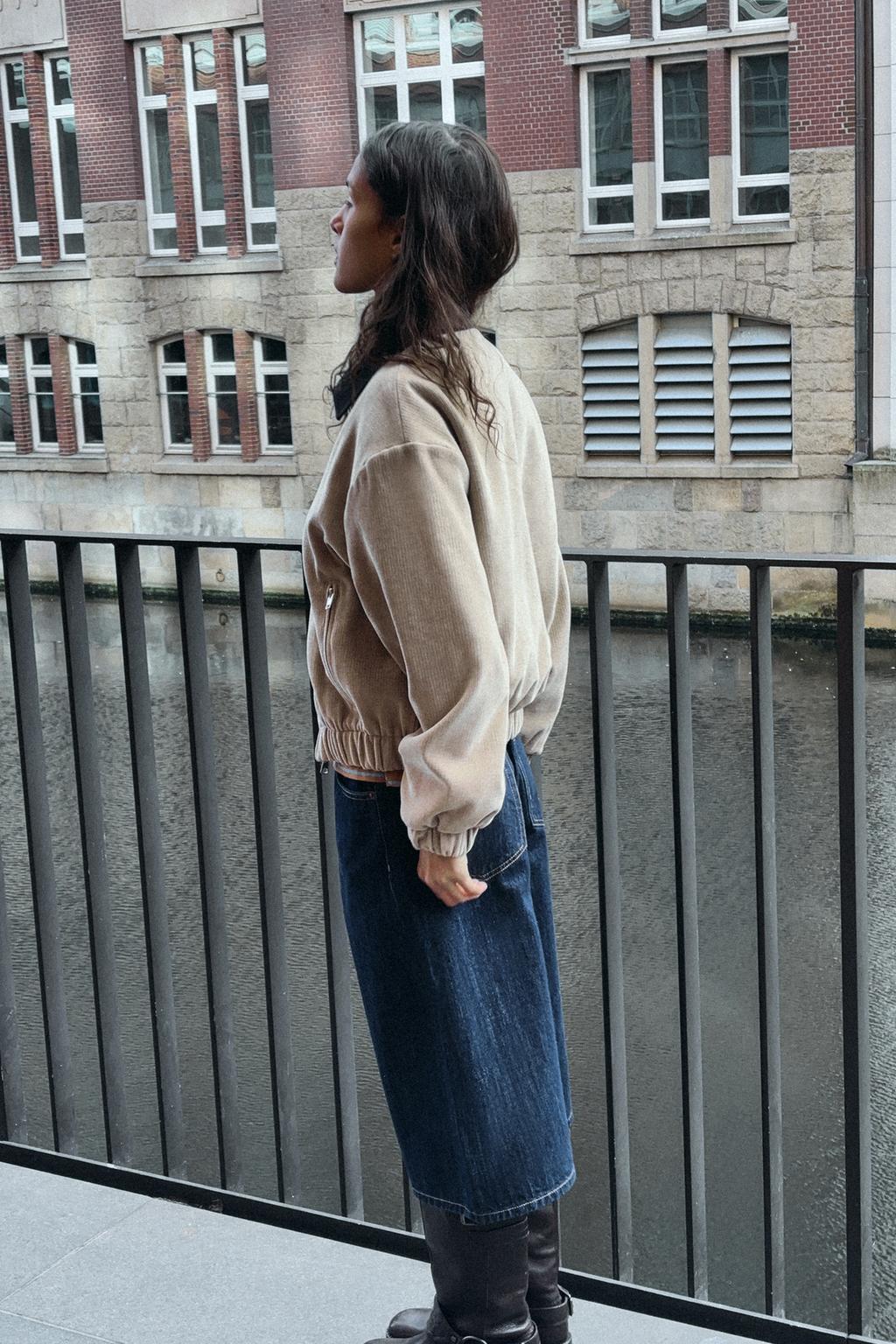 ВЕЛЬВЕТОВАЯ КУРТКА С КОНТРАСТНЫМ ВОРОТНИКОМ