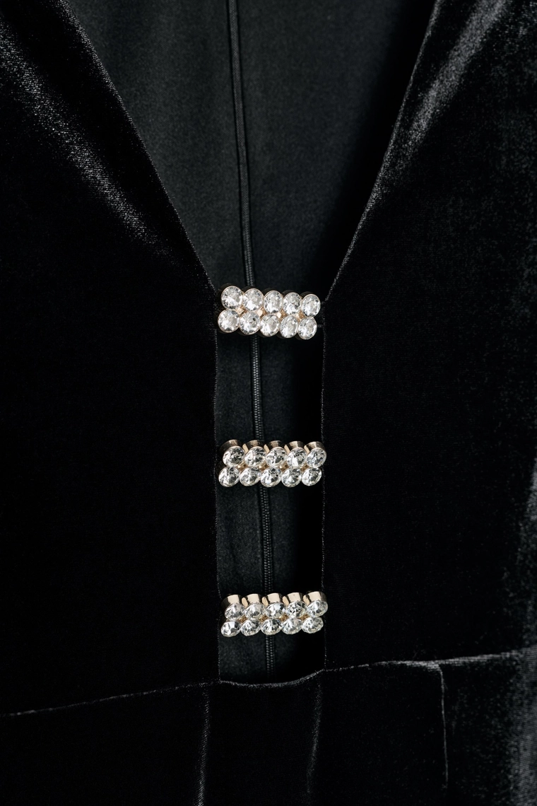 БАРХАТНОЕ ПЛАТЬЕ МИДИ С БЛЕСТЯЩИМИ ДЕТАЛЯМИ