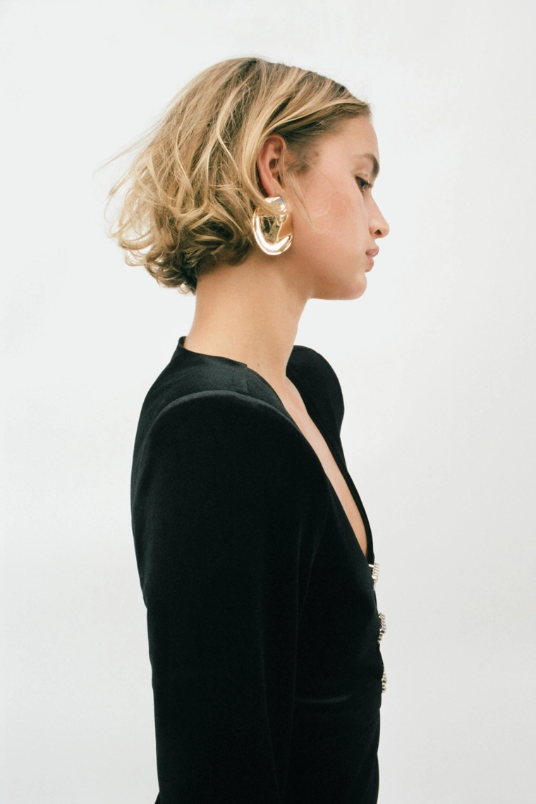 БАРХАТНОЕ ПЛАТЬЕ МИДИ С БЛЕСТЯЩИМИ ДЕТАЛЯМИ