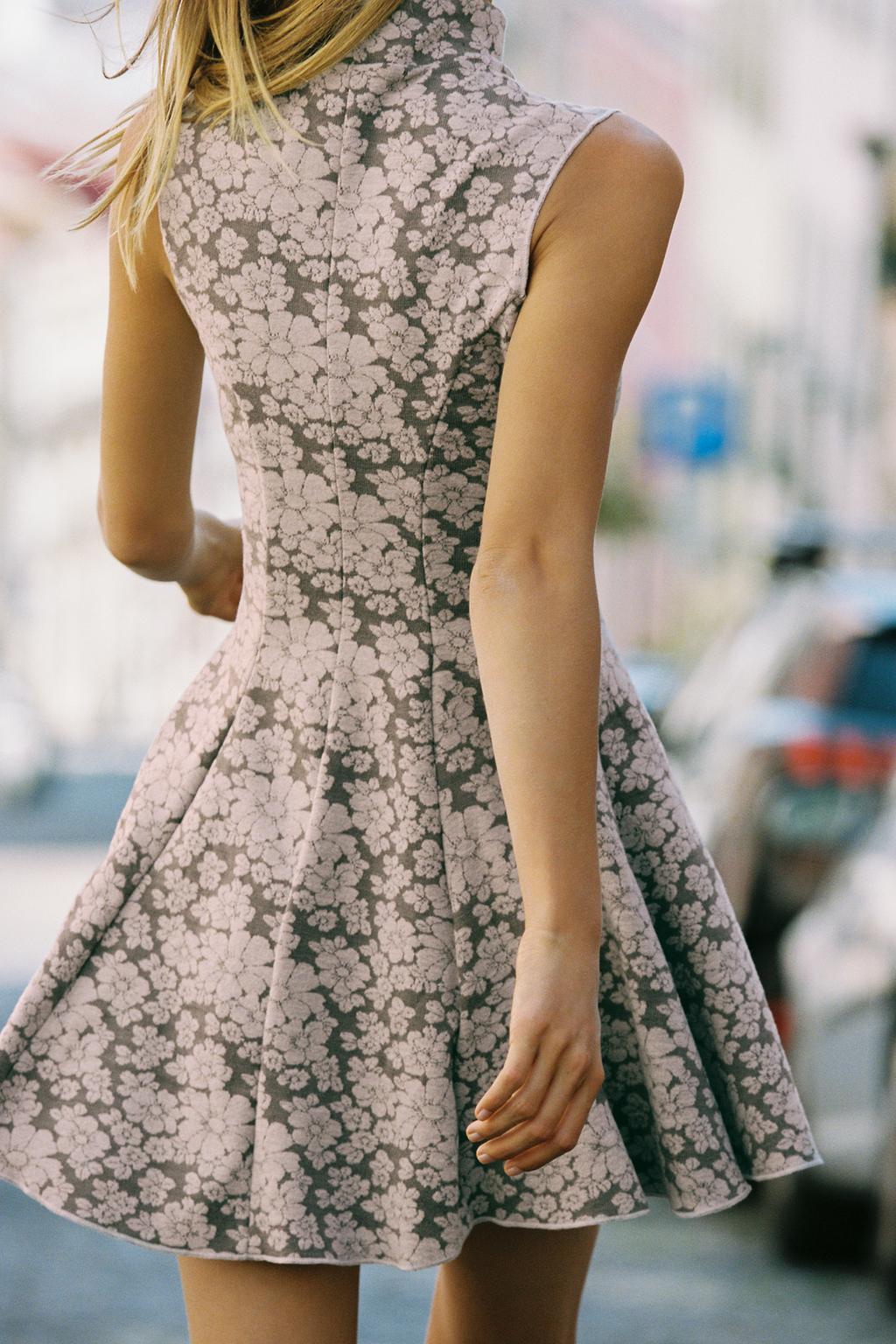 КОРОТКОЕ ЖАККАРДОВОЕ ПЛАТЬЕ