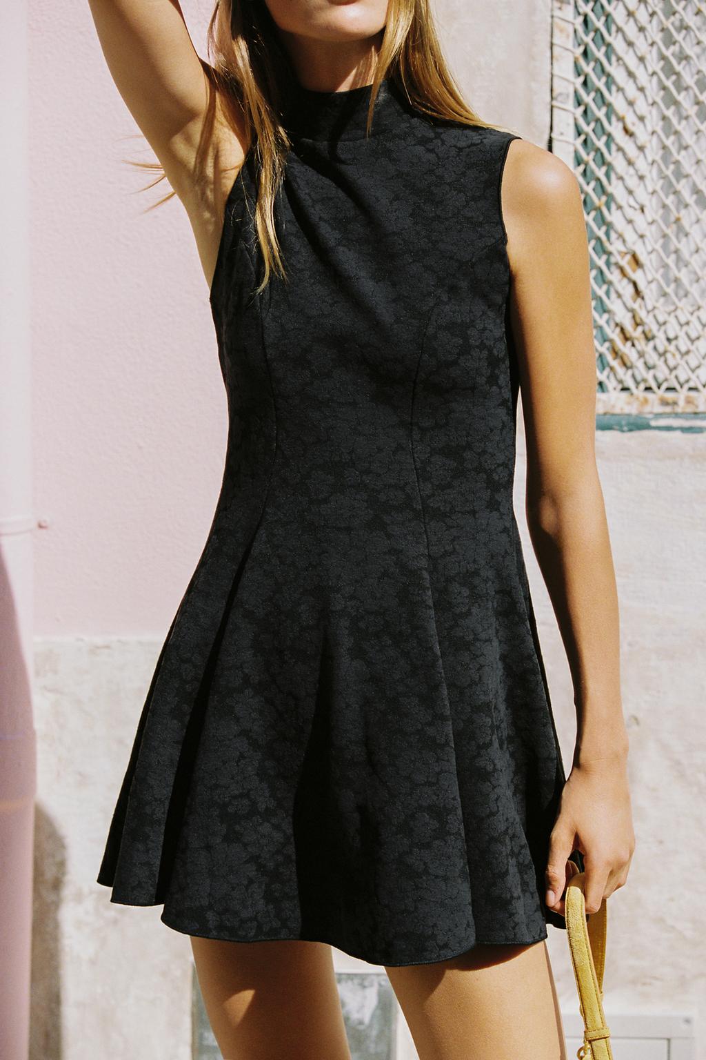 КОРОТКОЕ ЖАККАРДОВОЕ ПЛАТЬЕ