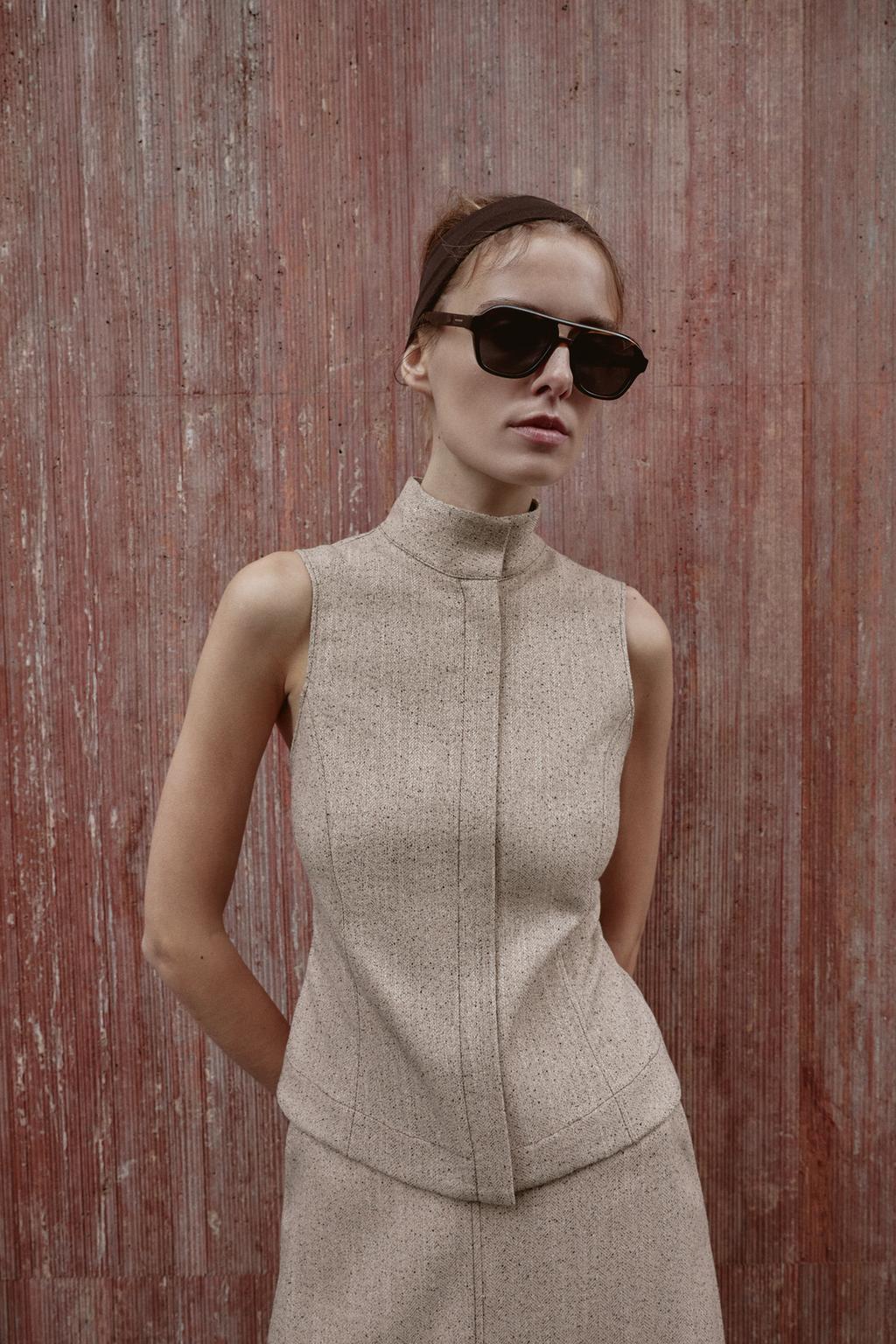 ТОП БЕЗ РУКАВОВ С ВОРОТНИКОМ-СТОЙКОЙ