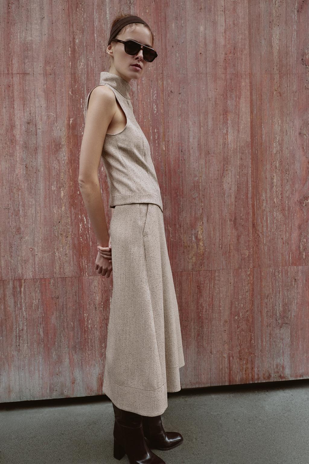 ТОП БЕЗ РУКАВОВ С ВОРОТНИКОМ-СТОЙКОЙ