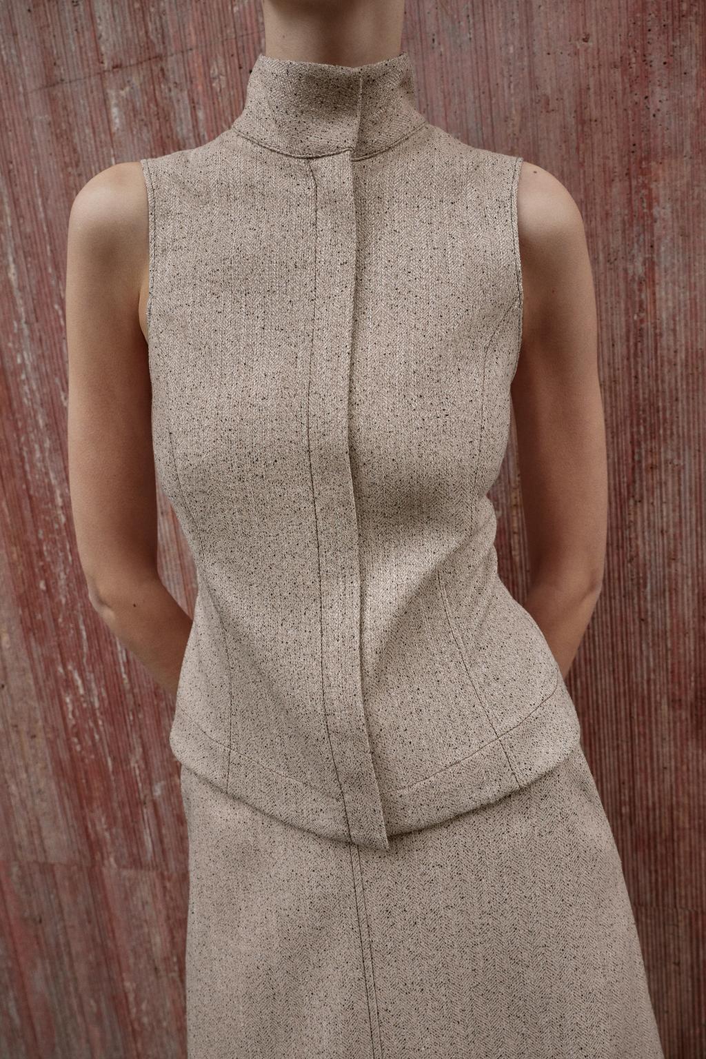 ТОП БЕЗ РУКАВОВ С ВОРОТНИКОМ-СТОЙКОЙ