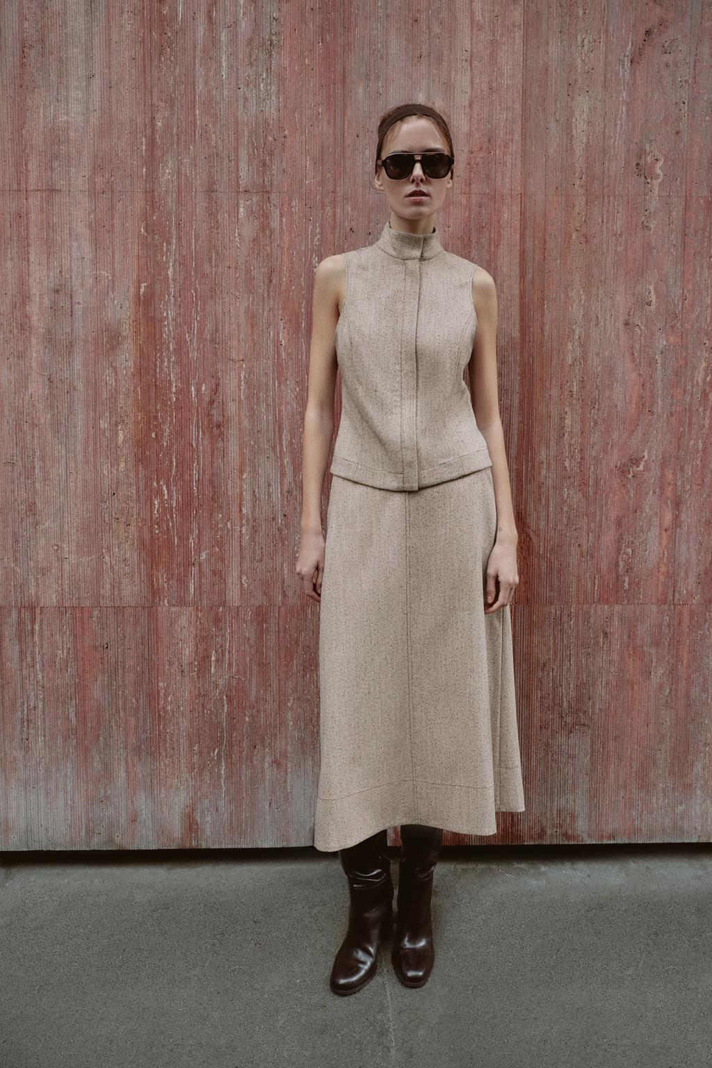 ТОП БЕЗ РУКАВОВ С ВОРОТНИКОМ-СТОЙКОЙ