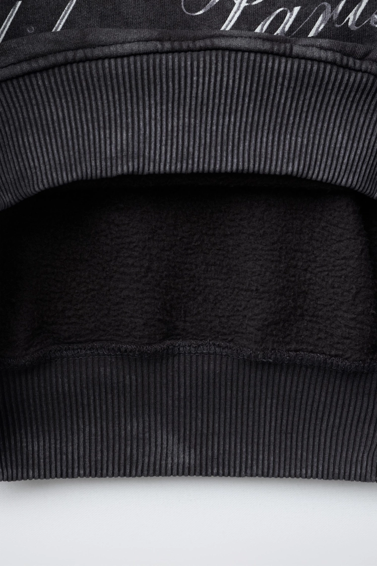 ТОЛСТОВКА С ЭФФЕКТОМ ПОТЕРТОСТИ И НАДПИСЬЮ