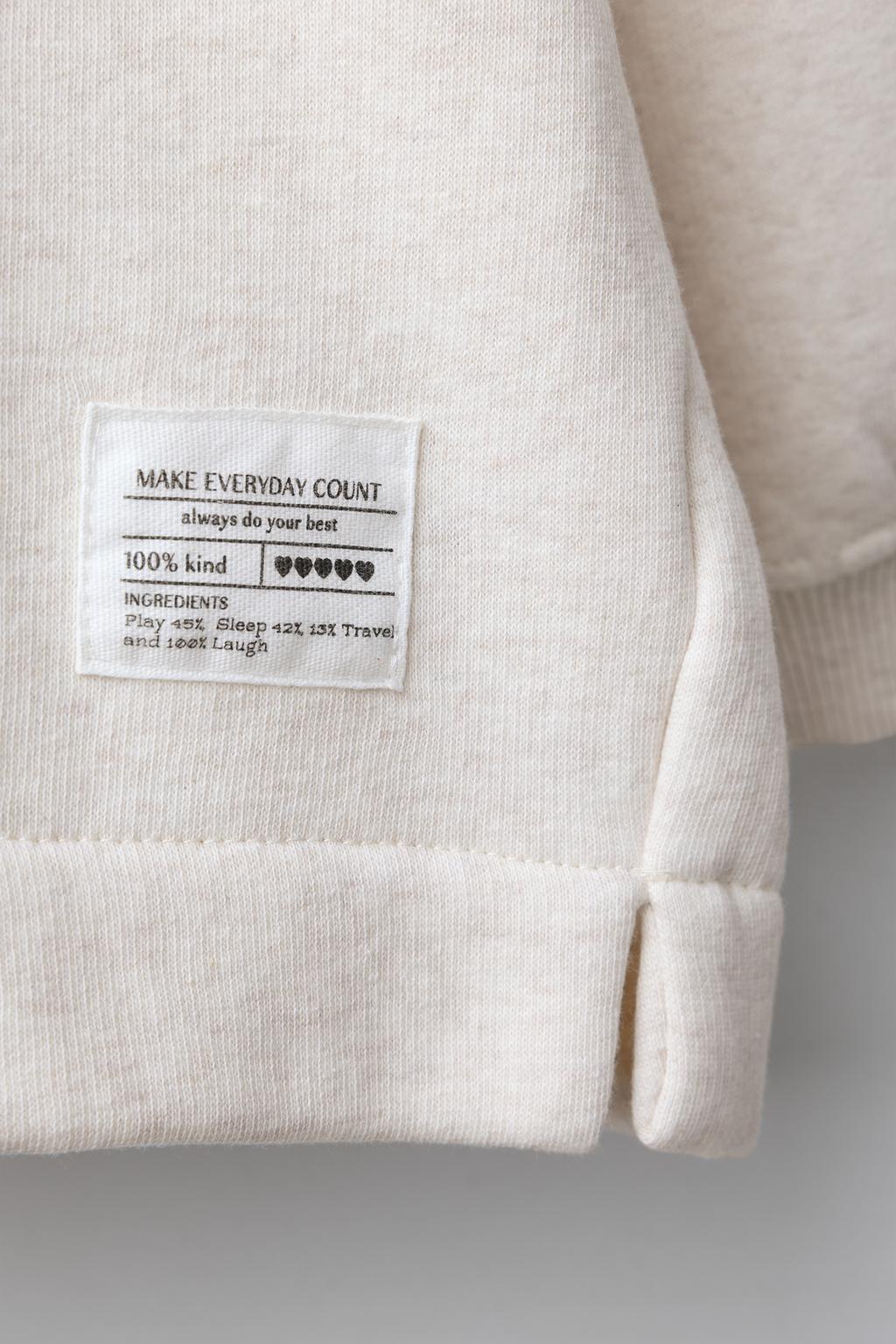 ОДНОТОННАЯ ТОЛСТОВКА С ЭТИКЕТКОЙ