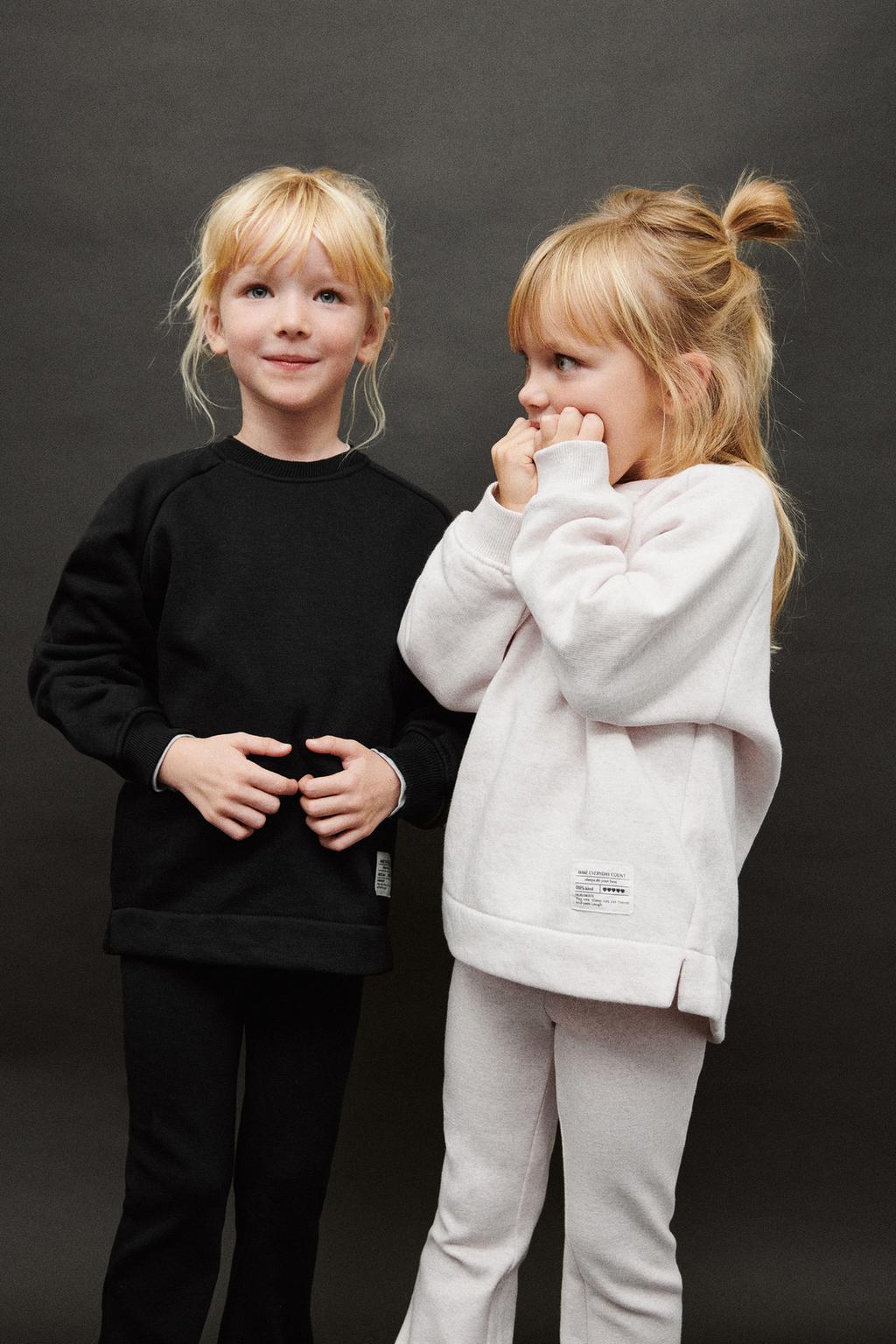 ОДНОТОННАЯ ТОЛСТОВКА С ЭТИКЕТКОЙ