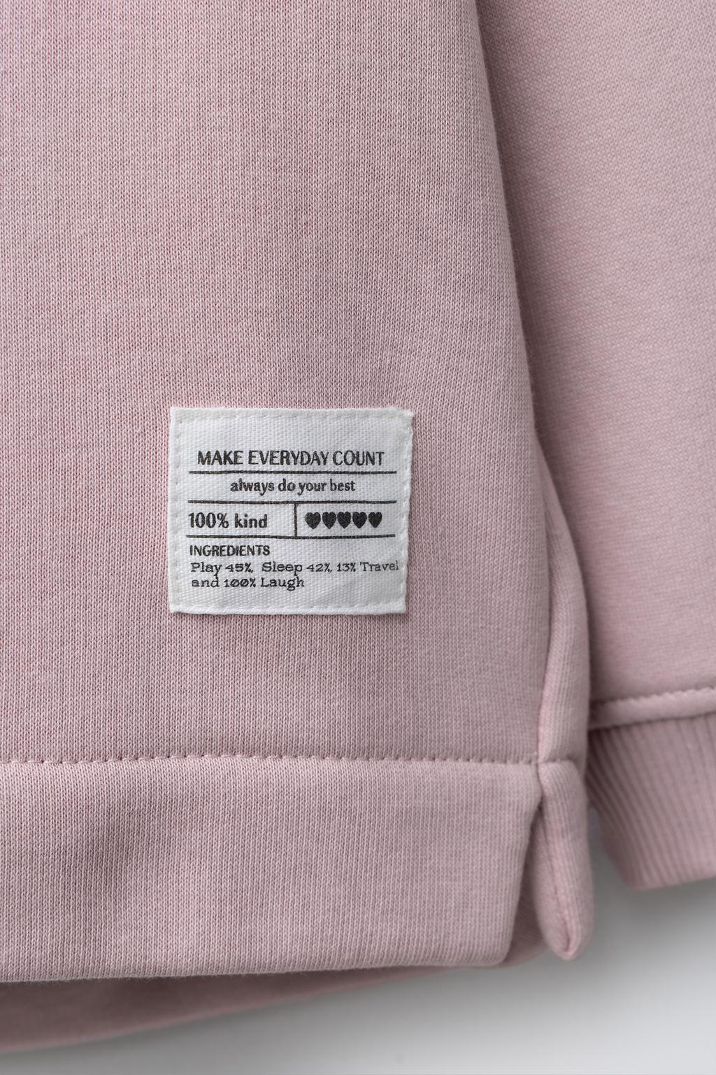 ОДНОТОННАЯ ТОЛСТОВКА С ЭТИКЕТКОЙ