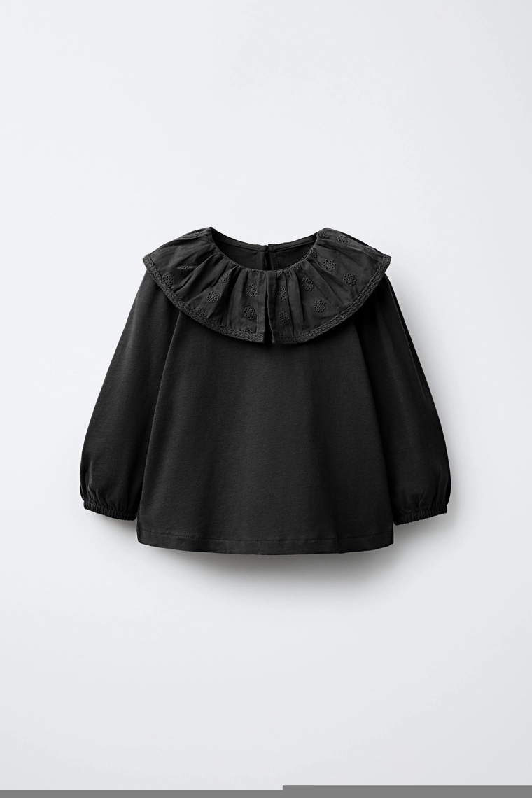 ФУТБОЛКА С БОЛЬШИМ ОТЛОЖНЫМ ВОРОТНИКОМ И ВЫШИВКОЙ