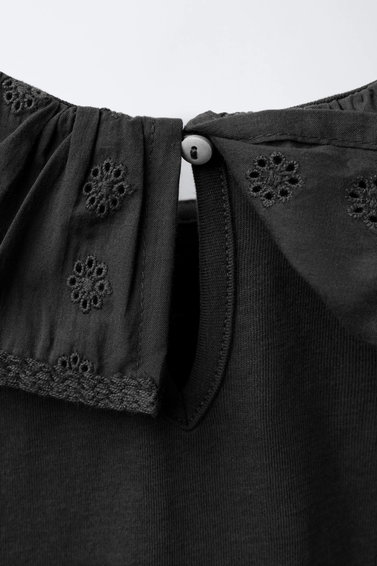 ФУТБОЛКА С БОЛЬШИМ ОТЛОЖНЫМ ВОРОТНИКОМ И ВЫШИВКОЙ