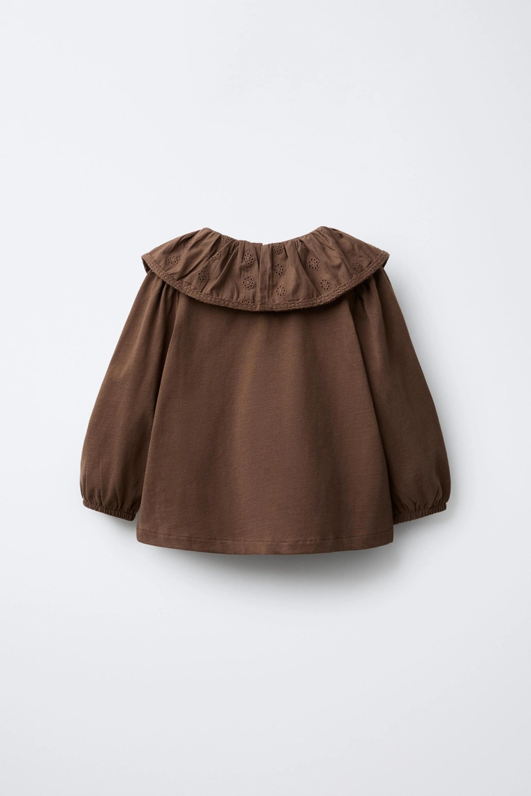 ФУТБОЛКА С ОТЛОЖНЫМ ВОРОТНИКОМ И ВЫШИВКОЙ