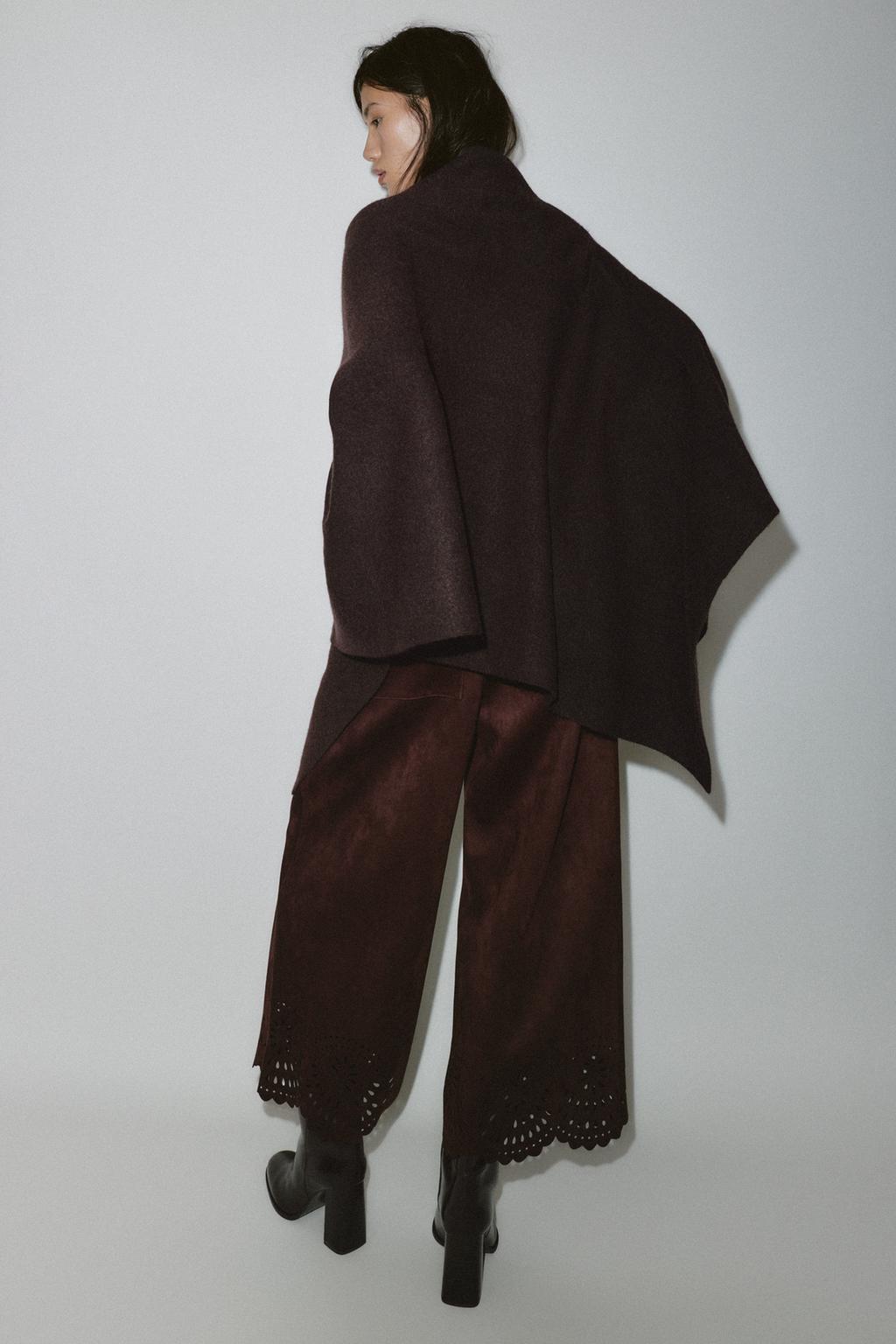 ТРИКОТАЖНАЯ НАКИДКА С ВЫСОКИМ ВОРОТНИКОМ