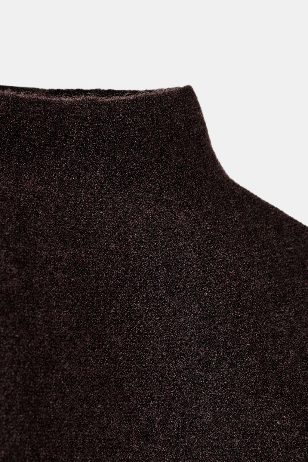 ТРИКОТАЖНАЯ НАКИДКА С ВЫСОКИМ ВОРОТНИКОМ