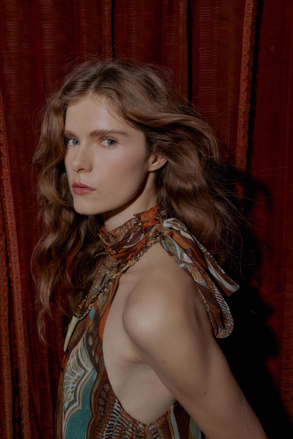 ТОП АСИММЕТРИЧНОГО КРОЯ С МЕТАЛЛИЗИРОВАННОЙ НИТЬЮ И ПРИНТОМ