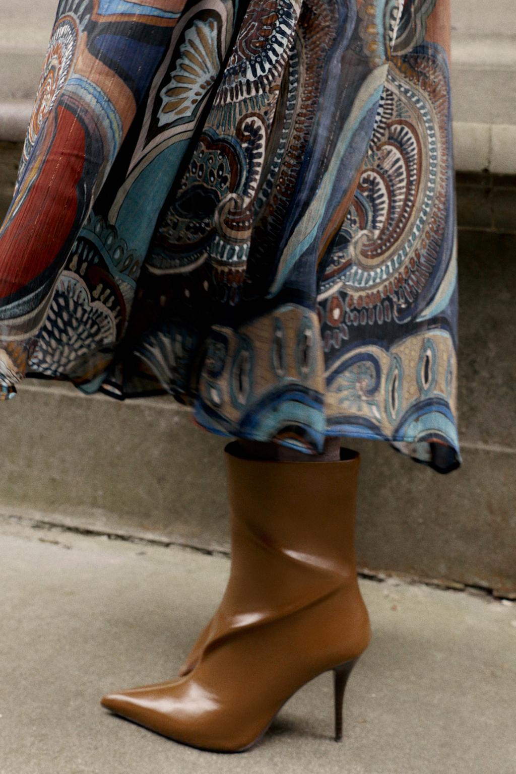 ЛАКИРОВАННЫЕ БОТИЛЬОНЫ НА КАБЛУКЕ