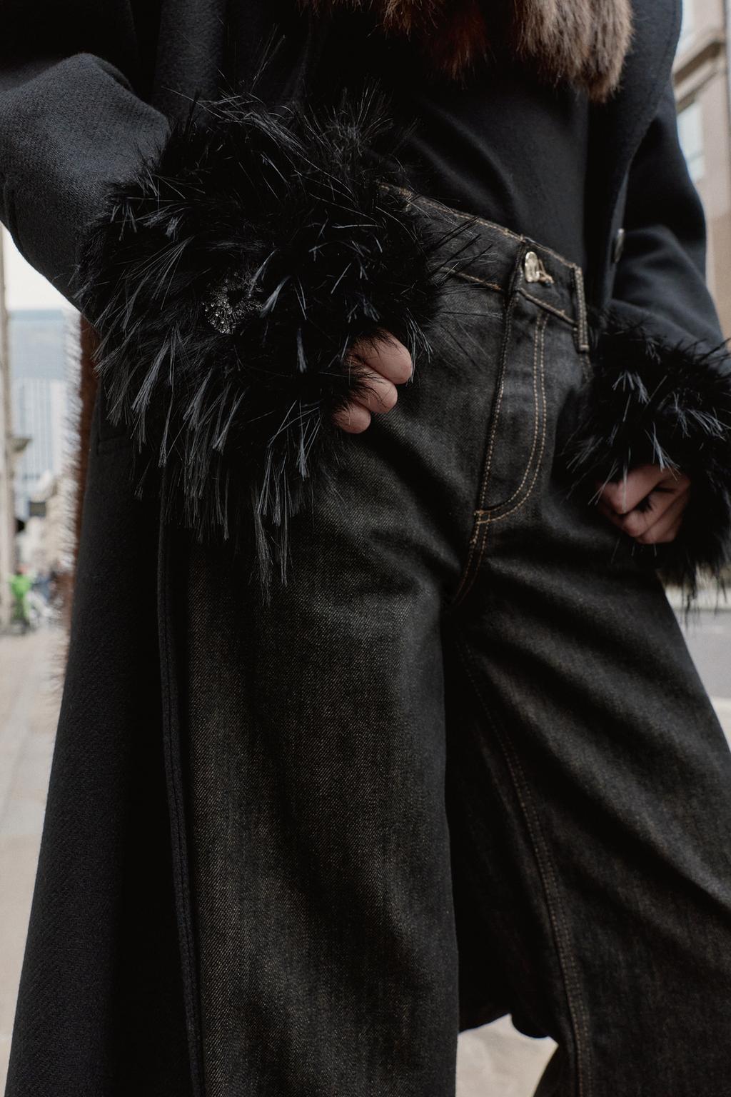 МИТЕНКИ ИЗ ИСКУССТВЕННОГО МЕХА С ДЕКОРАТИВНЫМИ КАМНЯМИ