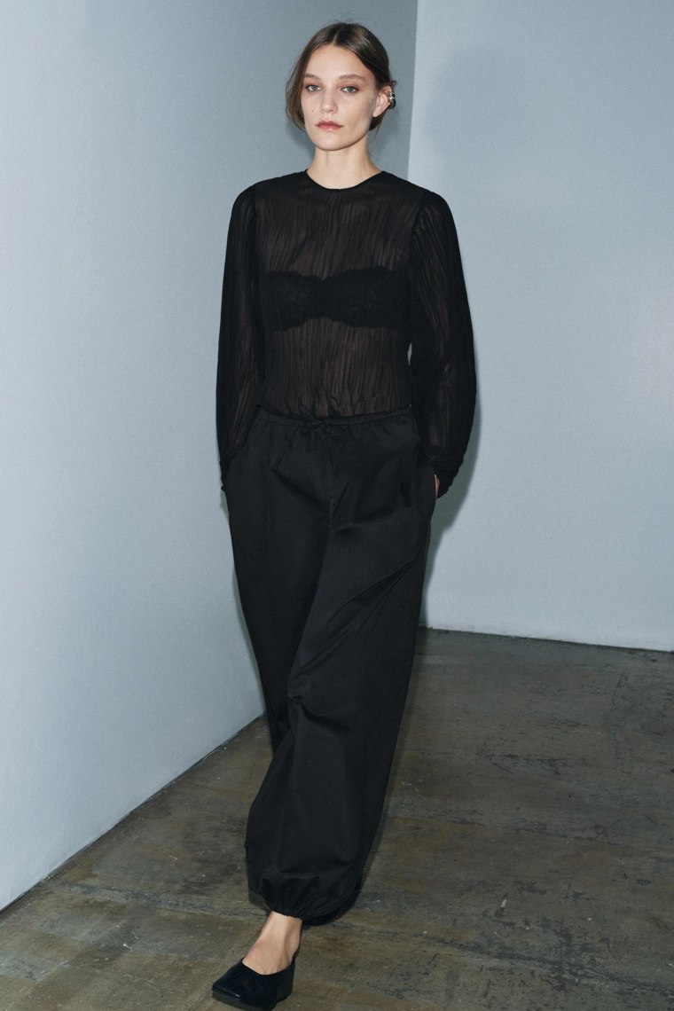 Черный пуловер