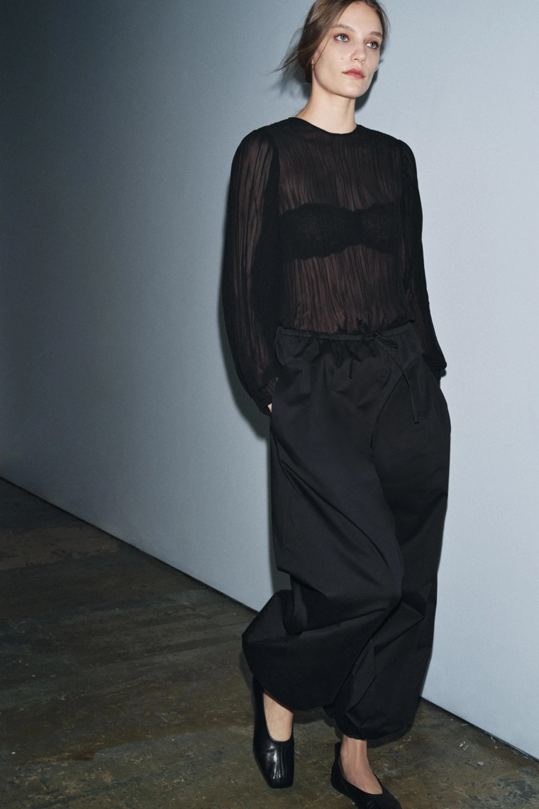 Черный пуловер