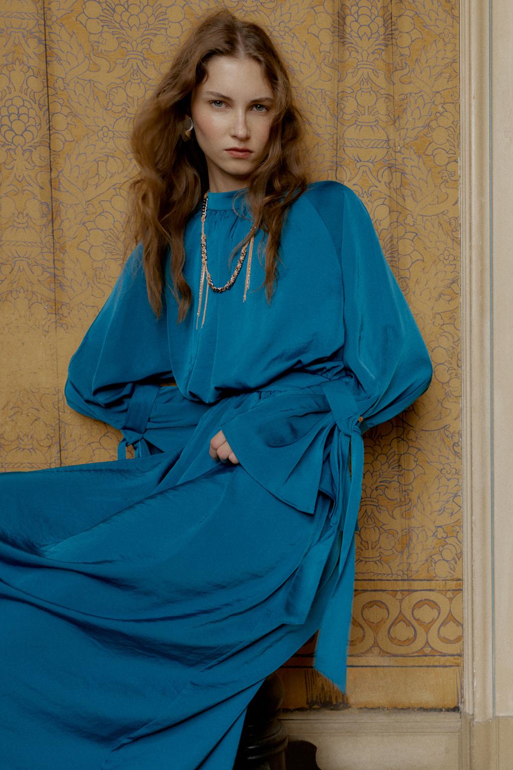 АТЛАСНОЕ ПЛАТЬЕ МИДИ С ЗАВЯЗКАМИ