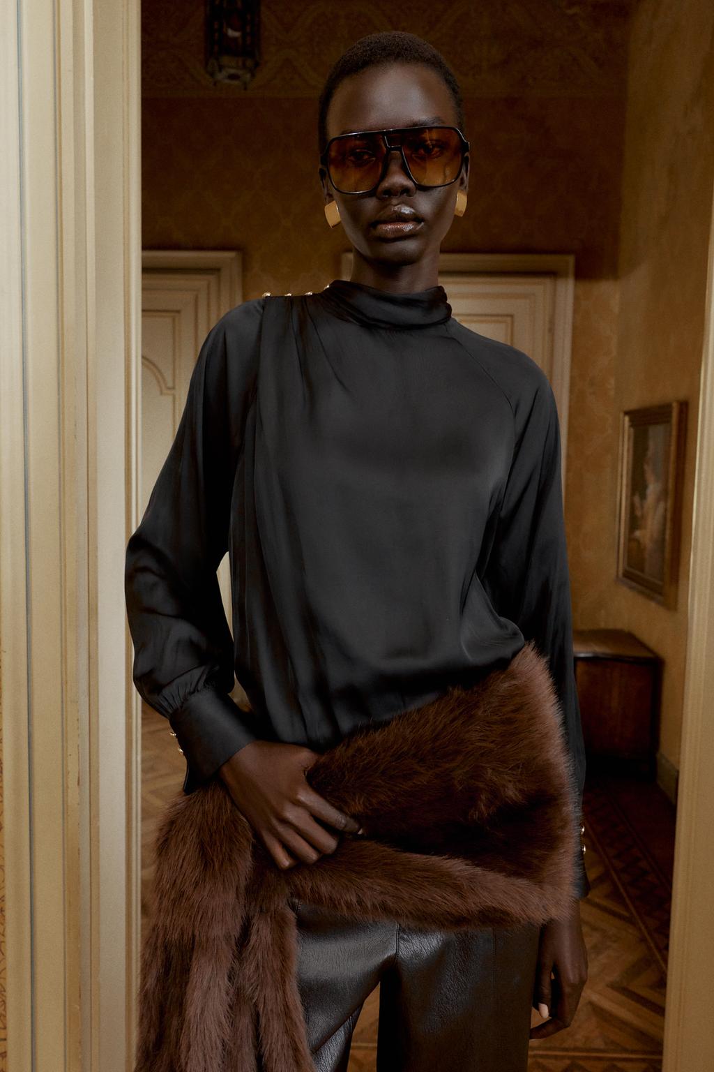 АТЛАСНАЯ БЛУЗА С ПУГОВИЦАМИ НА ПЛЕЧЕ