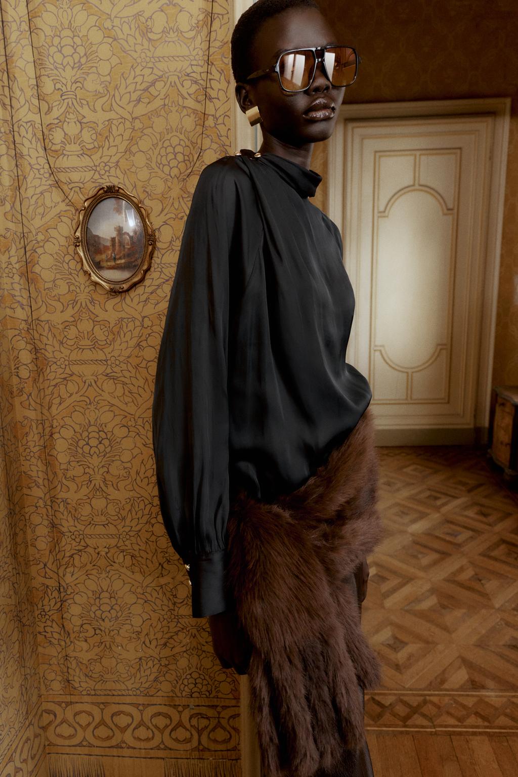 АТЛАСНАЯ БЛУЗА С ПУГОВИЦАМИ НА ПЛЕЧЕ