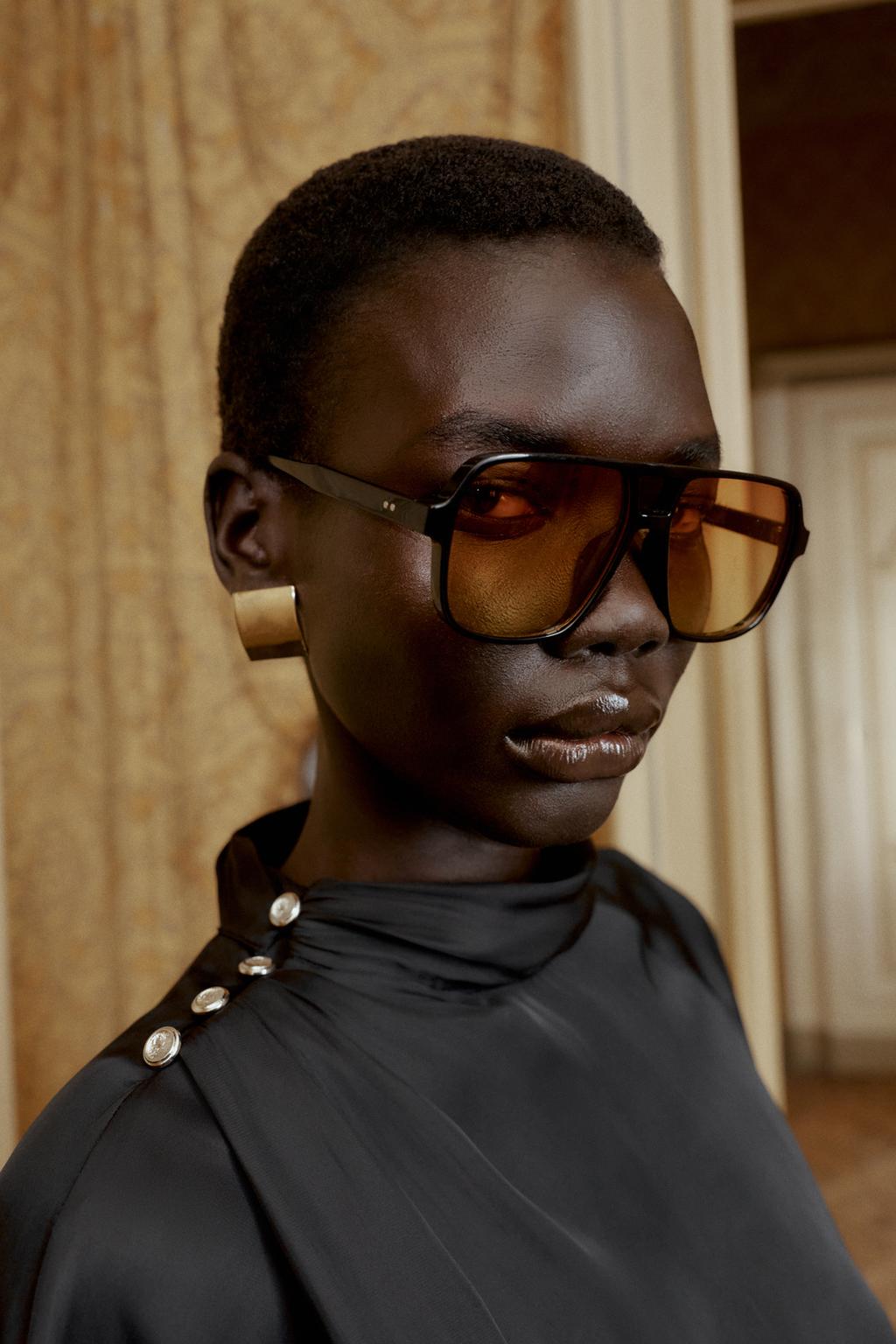 АТЛАСНАЯ БЛУЗА С ПУГОВИЦАМИ НА ПЛЕЧЕ