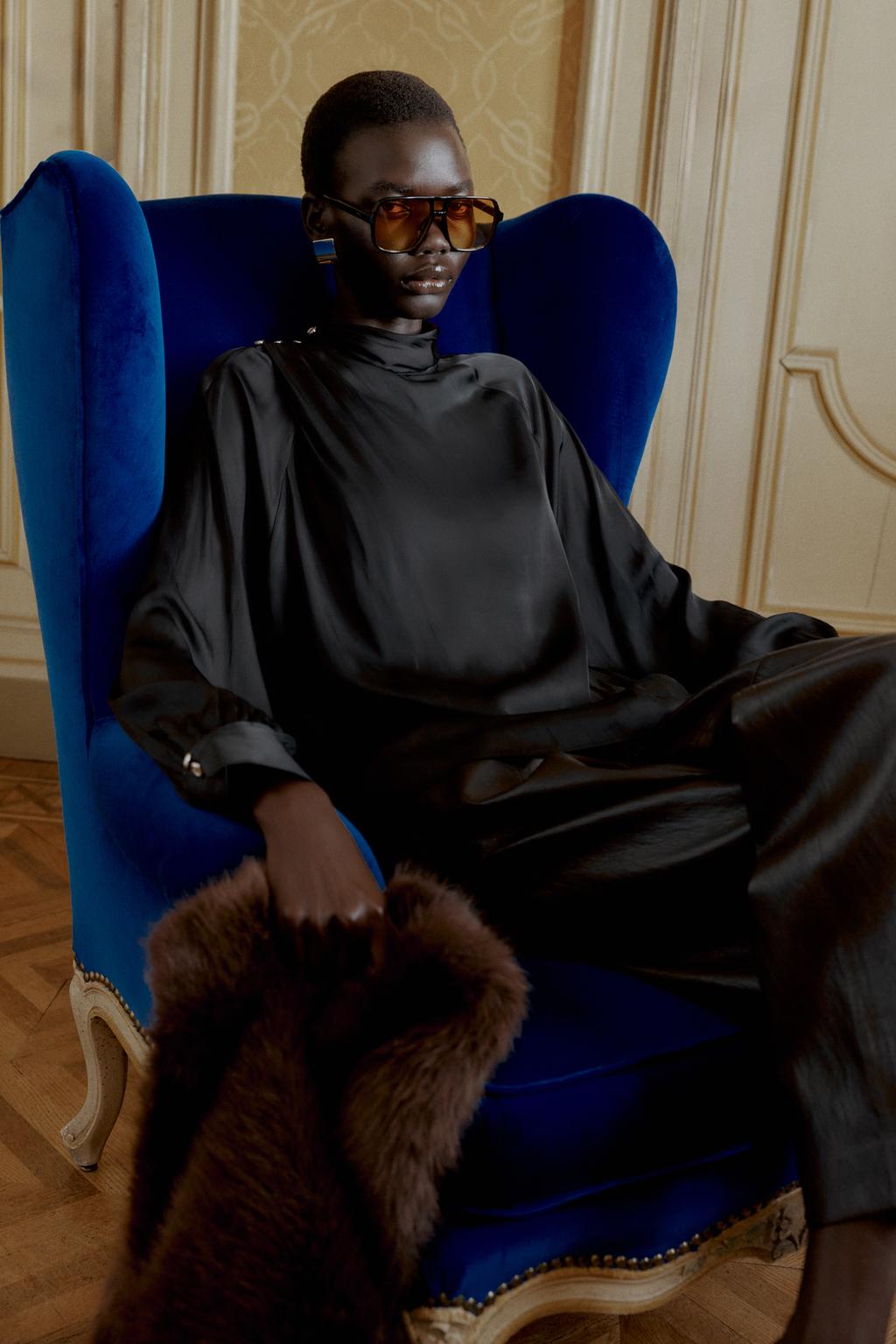 АТЛАСНАЯ БЛУЗА С ПУГОВИЦАМИ НА ПЛЕЧЕ