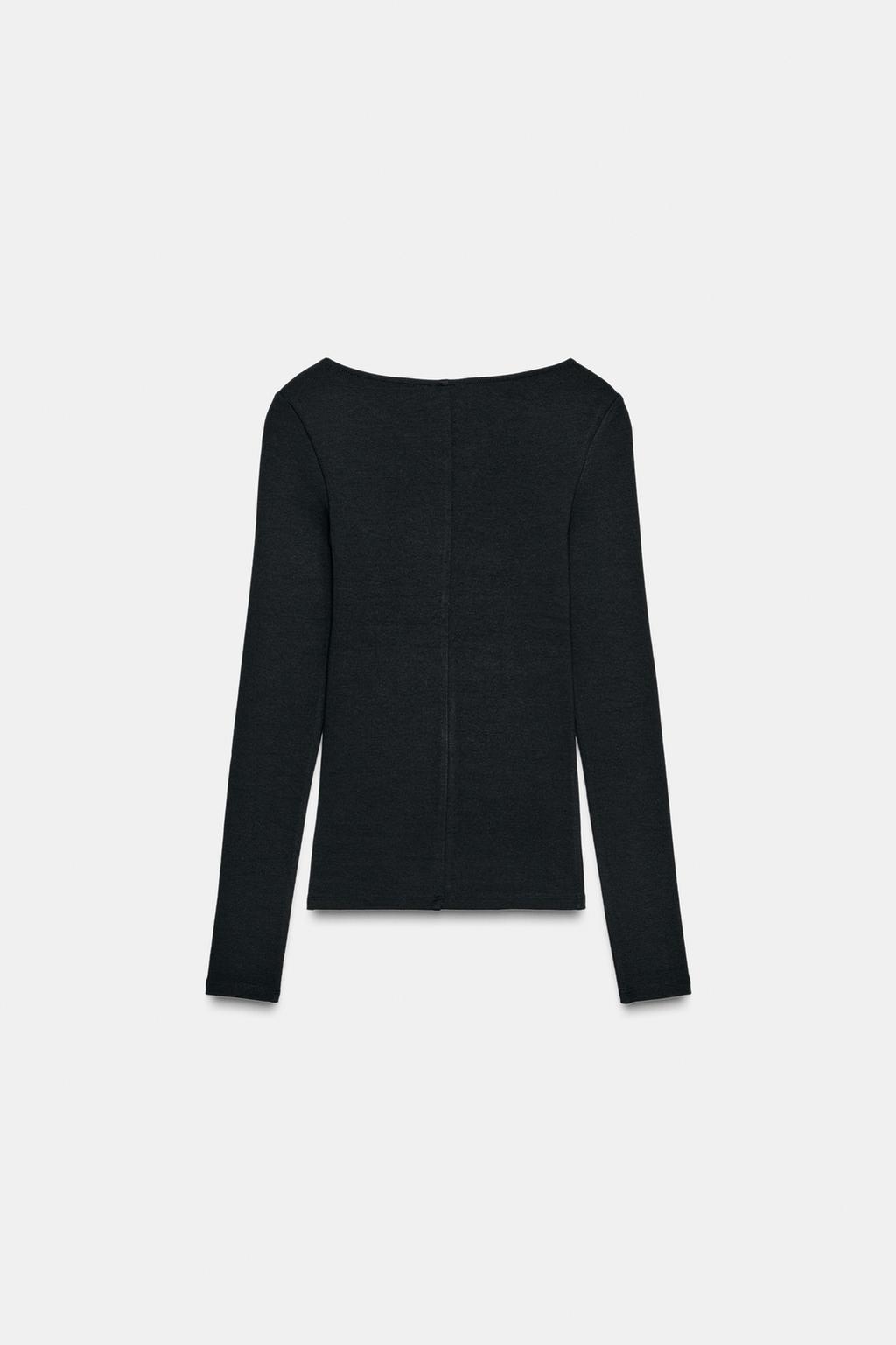 ФУТБОЛКА С V-ОБРАЗНЫМ ВЫРЕЗОМ