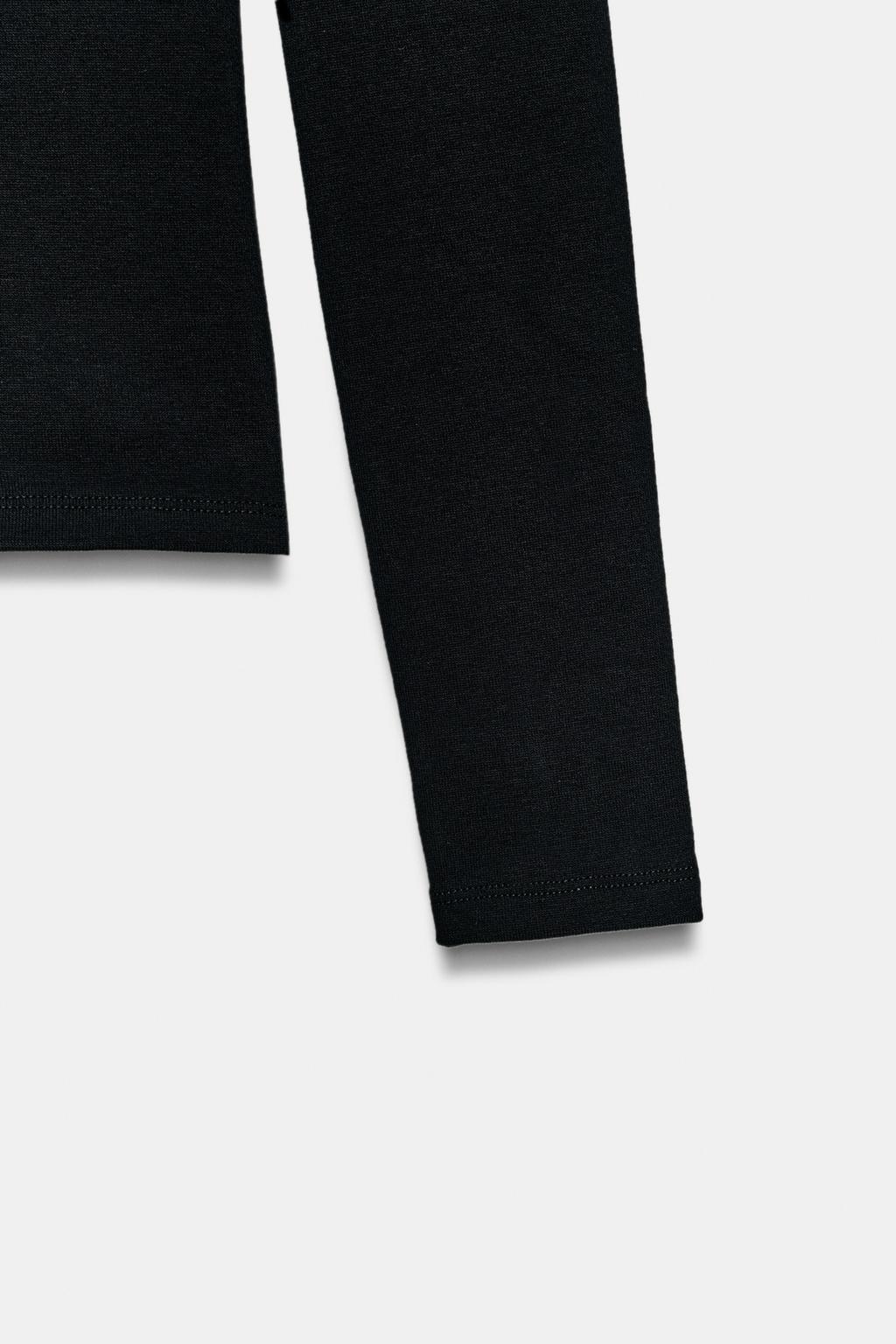 ФУТБОЛКА С V-ОБРАЗНЫМ ВЫРЕЗОМ