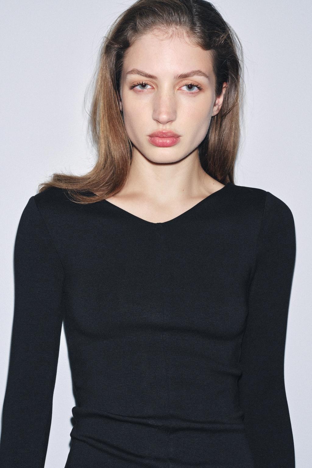 ФУТБОЛКА С V-ОБРАЗНЫМ ВЫРЕЗОМ