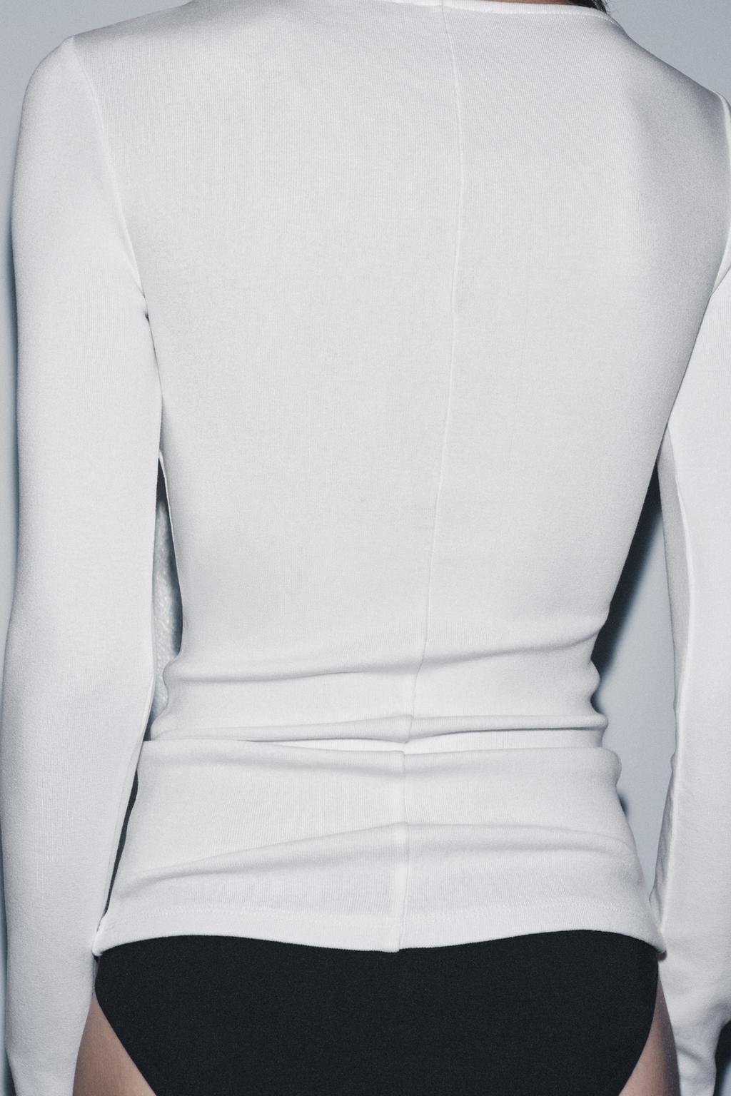 ФУТБОЛКА С V-ОБРАЗНЫМ ВЫРЕЗОМ