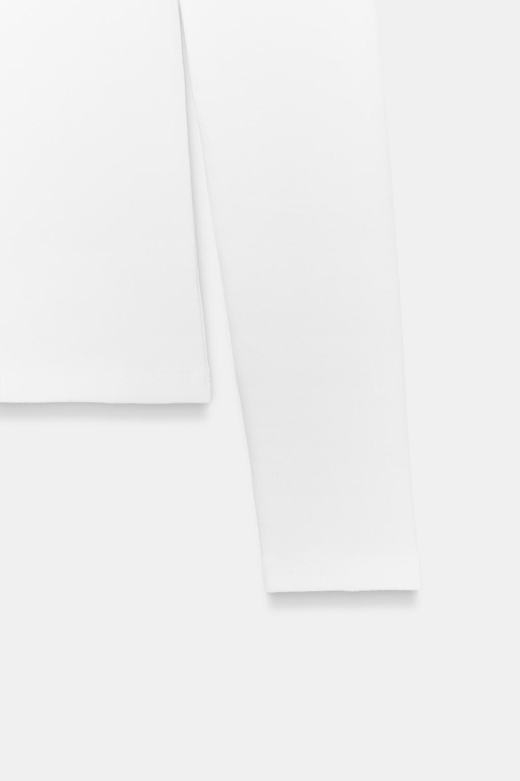 ФУТБОЛКА С V-ОБРАЗНЫМ ВЫРЕЗОМ