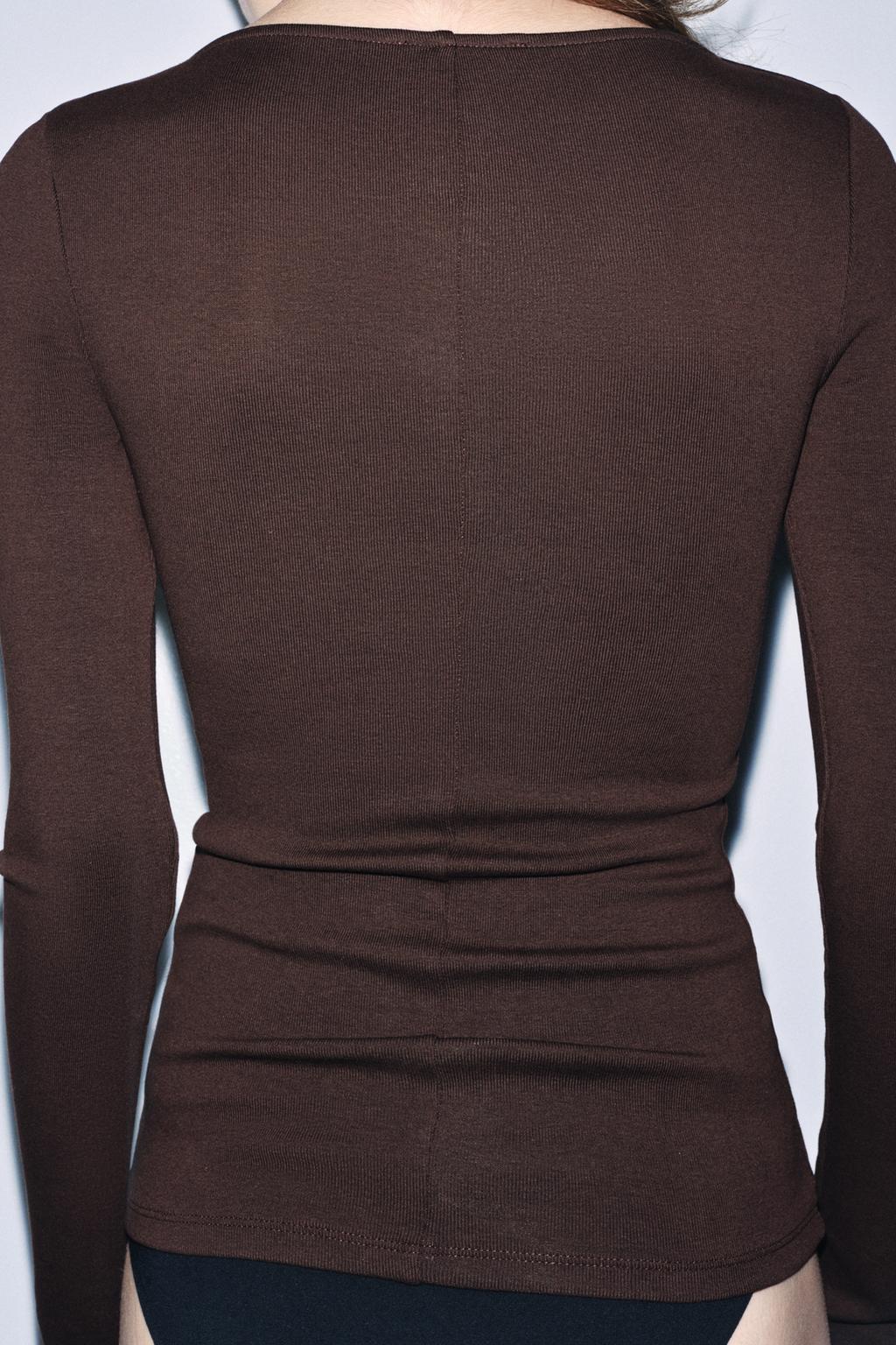 ФУТБОЛКА С V-ОБРАЗНЫМ ВЫРЕЗОМ