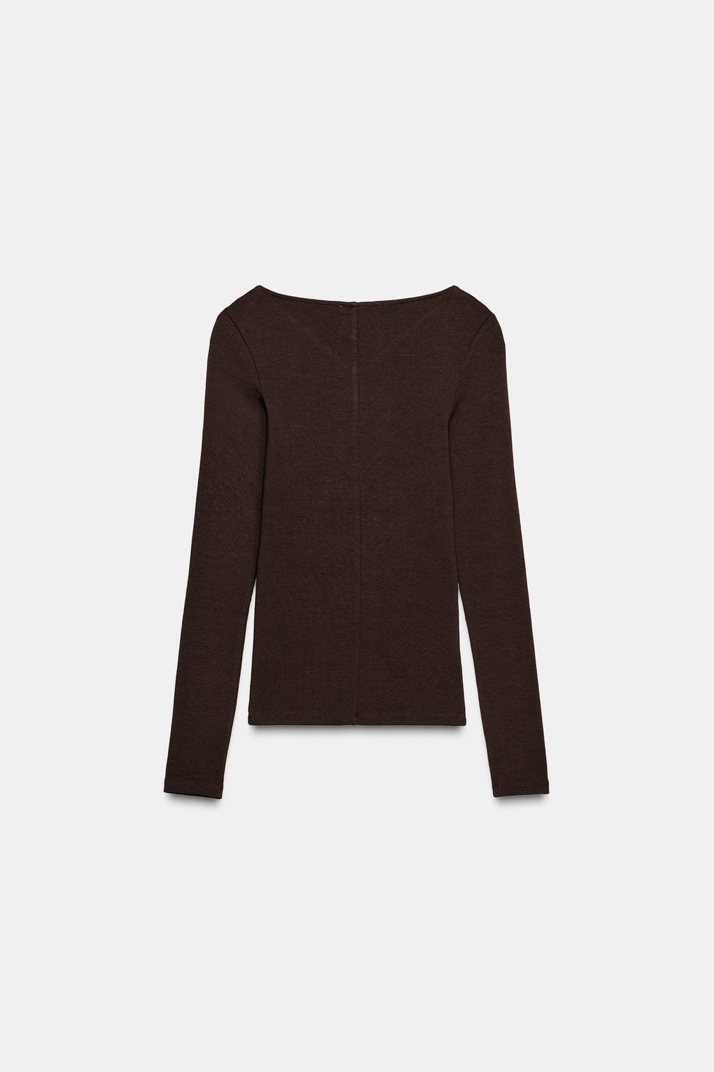 ФУТБОЛКА С V-ОБРАЗНЫМ ВЫРЕЗОМ