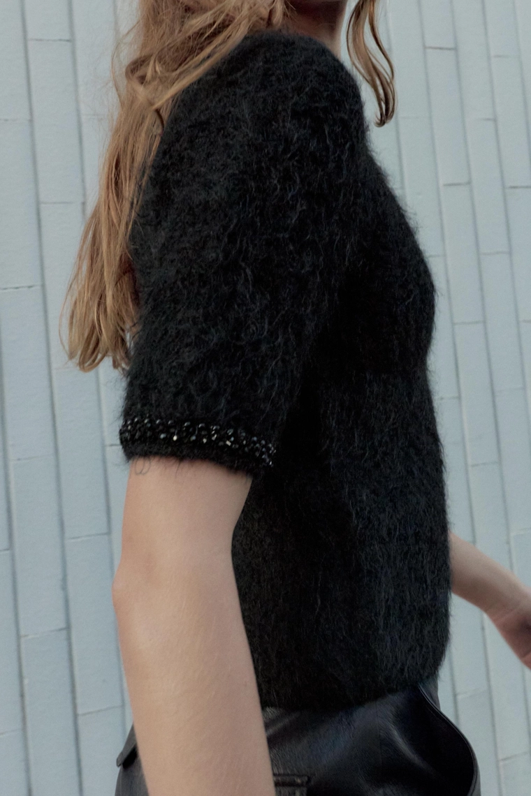 ТРИКОТАЖНЫЙ ТОП СО СТРАЗАМИ