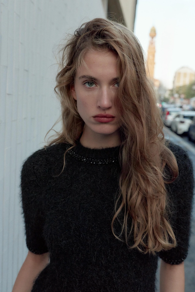 ТРИКОТАЖНЫЙ ТОП СО СТРАЗАМИ