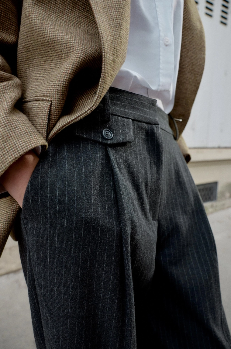 ПРЯМЫЕ БРЮКИ С ЗАЩИПАМИ