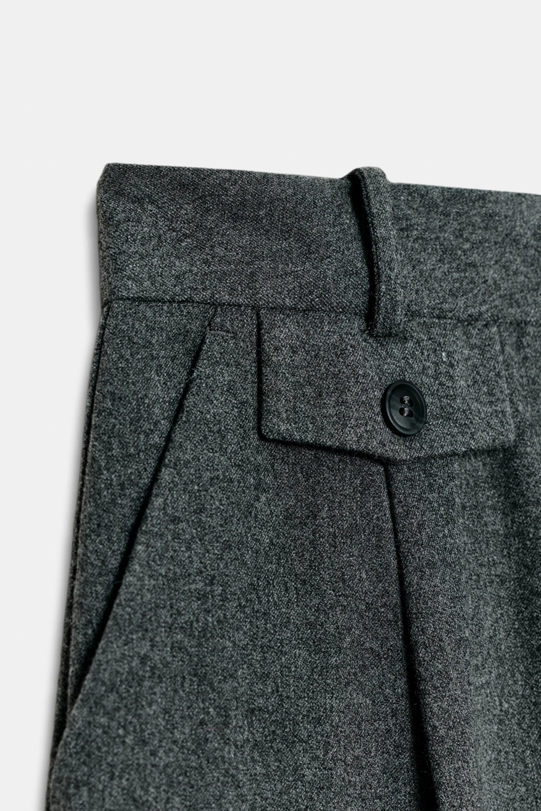 ПРЯМЫЕ БРЮКИ С ЗАЩИПАМИ